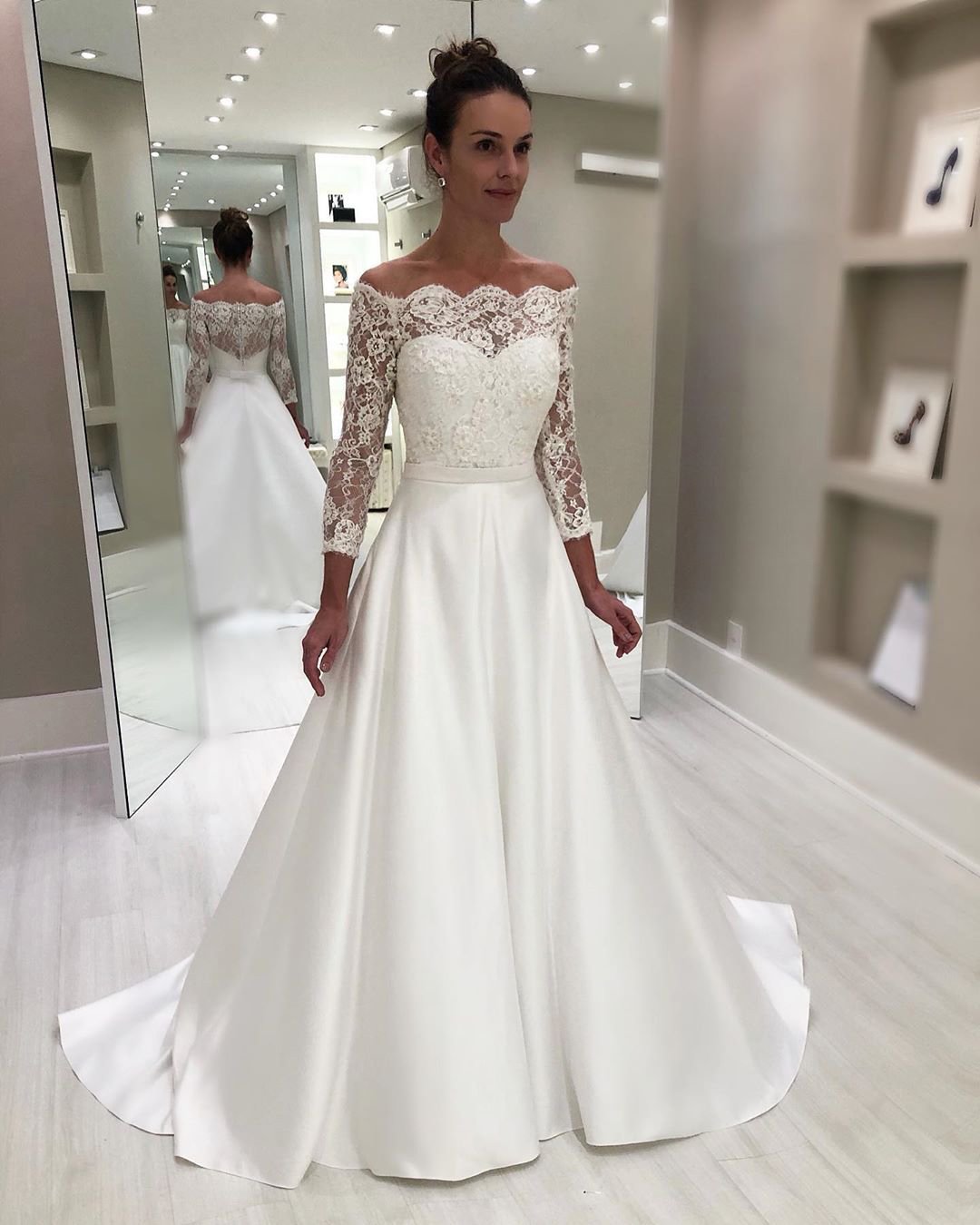 váy cưới lệch vai một đường với tay áo dài ren isabella ảo ảnh