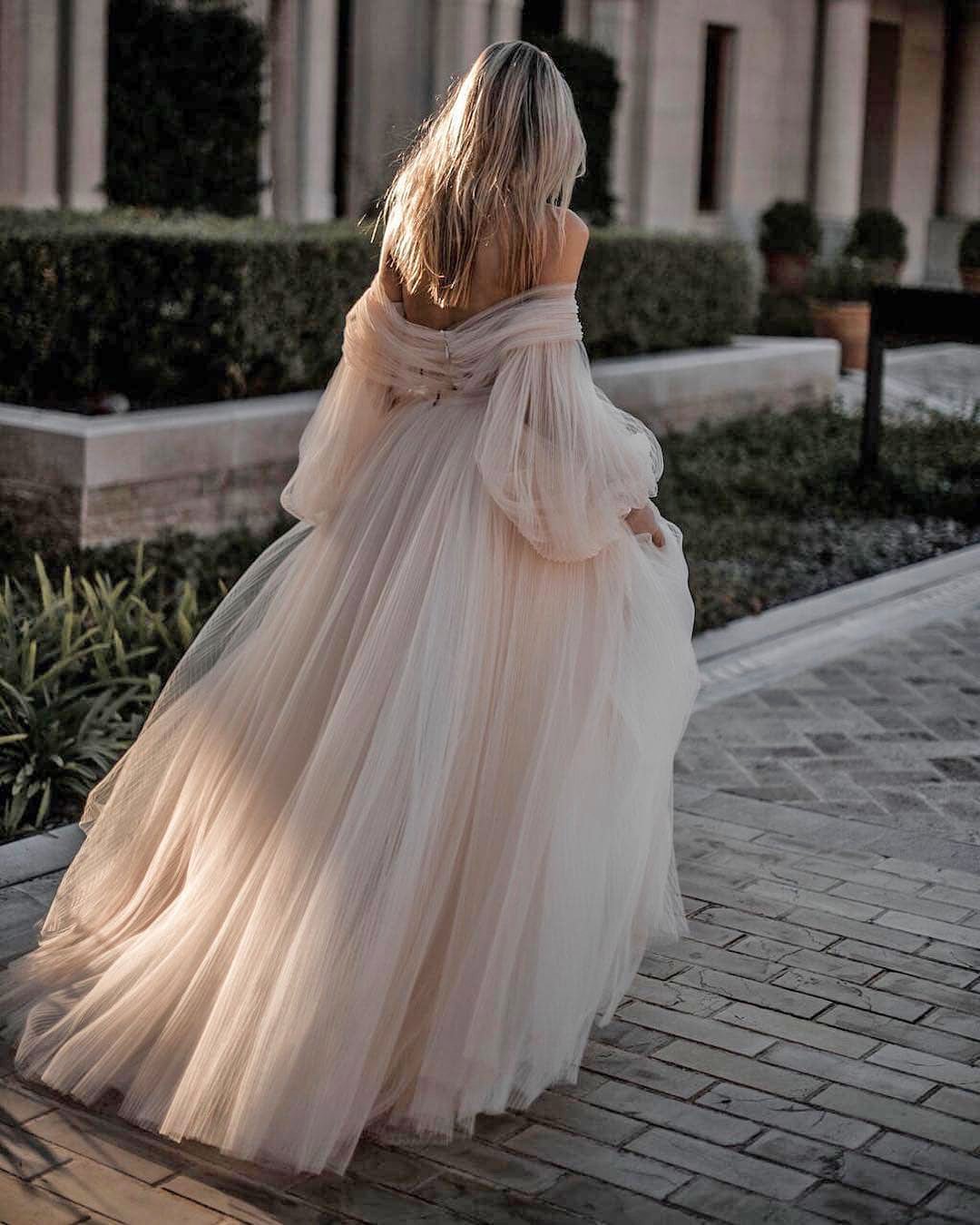 váy cưới lệch vai váy dạ hội màu hồng đơn giản galia lahav
