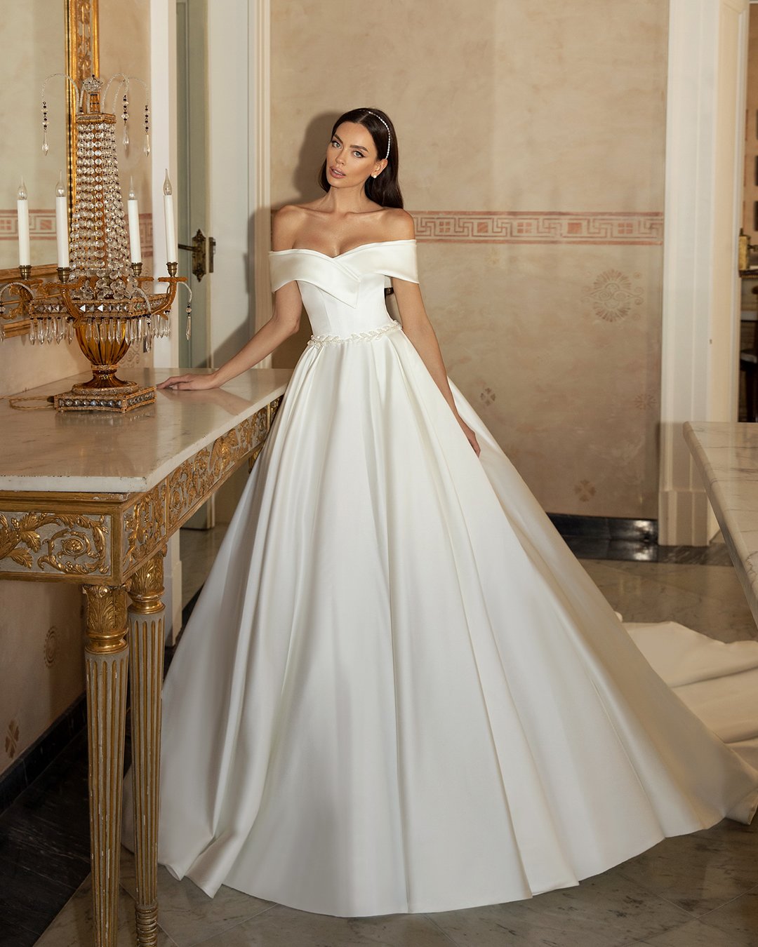 váy cưới lệch vai váy bóng quây cổ yếm đơn giản lucesposa