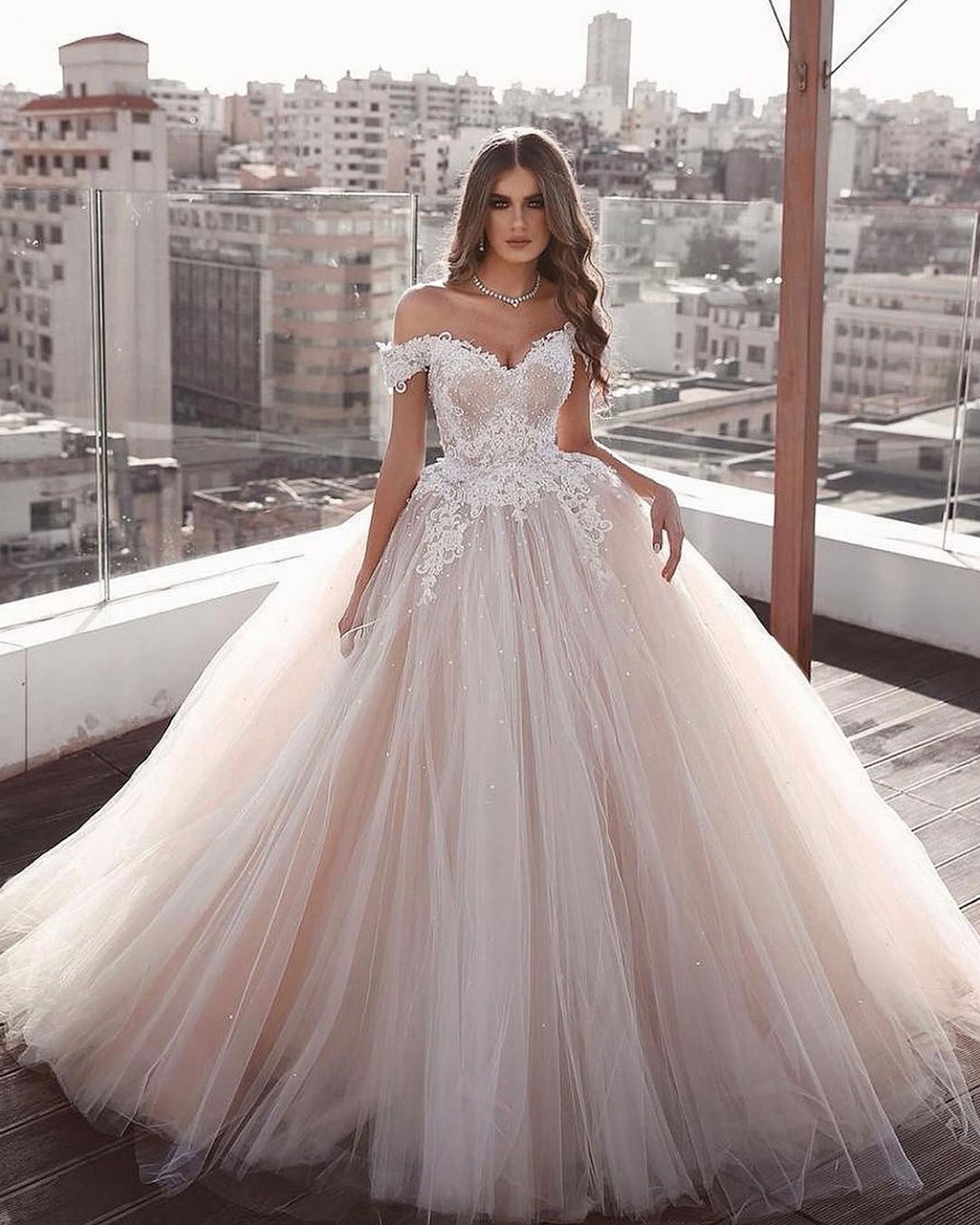 váy cưới lệch vai áo choàng bóng người yêu đường viền cổ áo blush nói mhamad