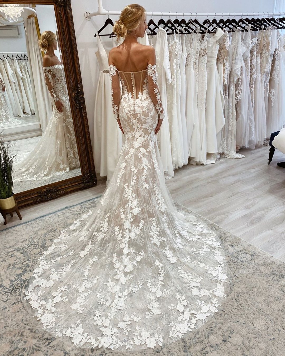 váy cưới lệch vai vừa vặn và loe ra với tay áo ren enzoani