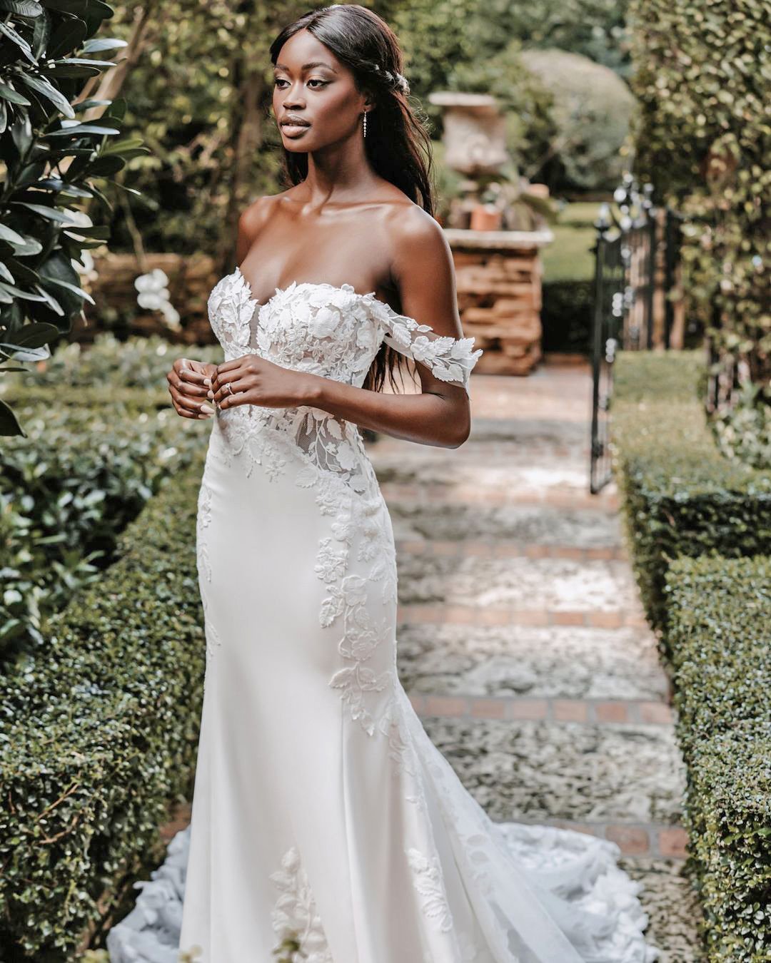 váy cưới lệch vai nàng tiên cá người yêu đường viền cổ áo bãi biển allurebridals