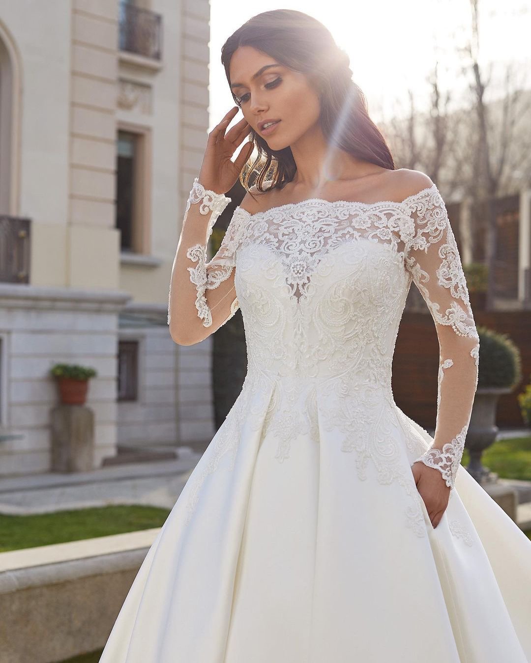 váy cưới lệch vai công chúa với tay áo dài ren pronovias ảo ảnh