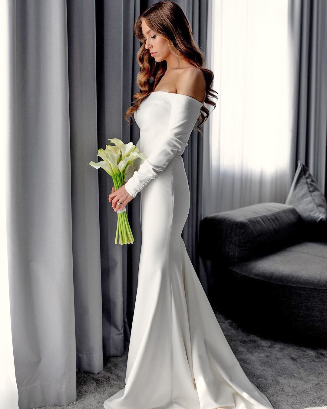 váy cưới lệch vai đơn giản với tay áo millanova