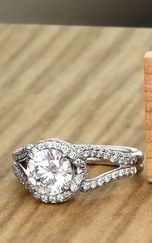 42 Top Round Engagement Rings For The Fashionable Brides