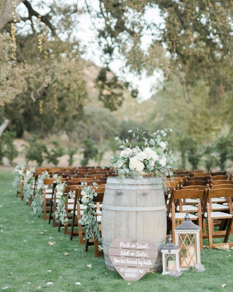RUSTIC WEDDING DECOR FOR COUNTRY CEREMONY
