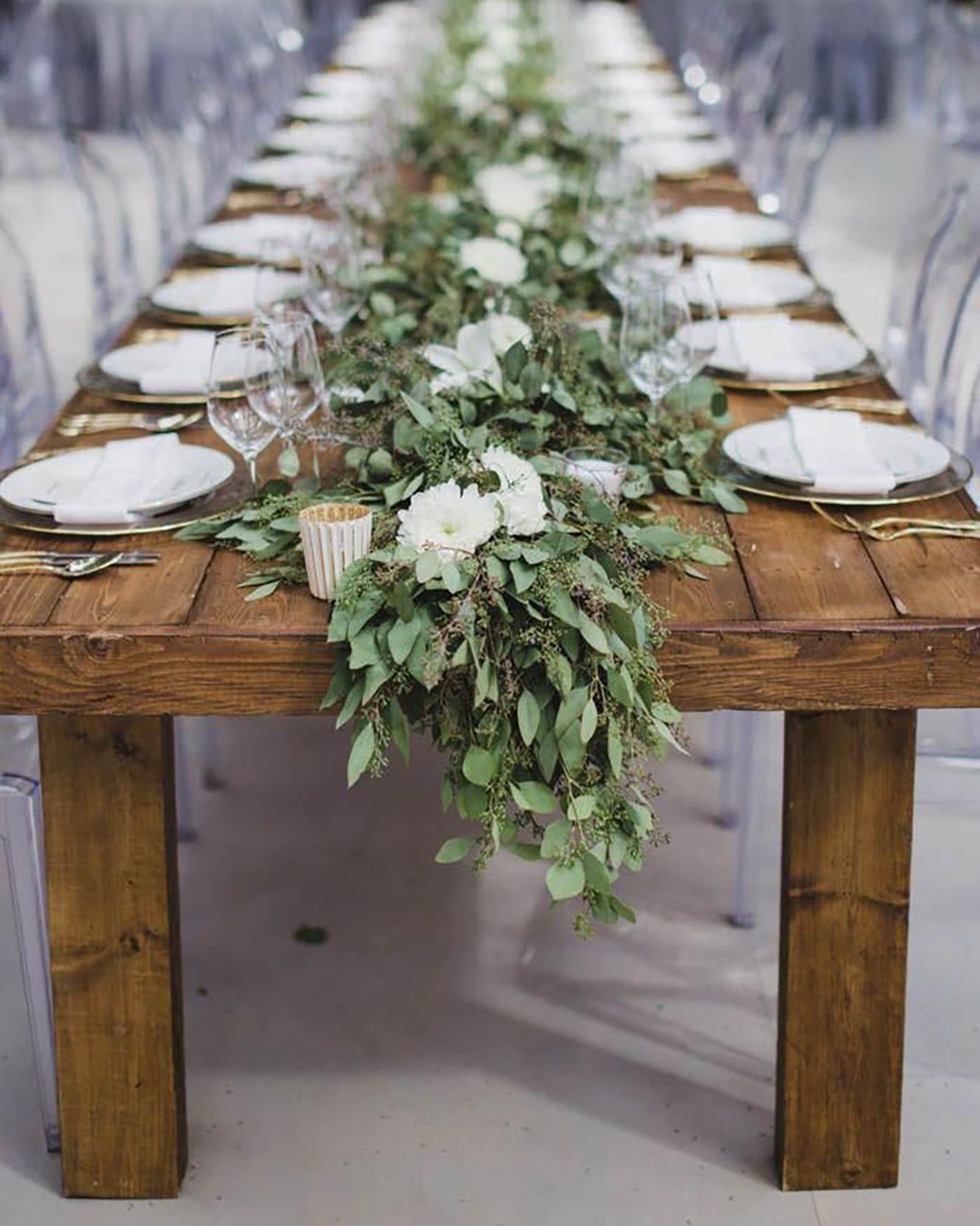 rustic wedding décor with greenery with white flowers tablerunner sugar soul photography