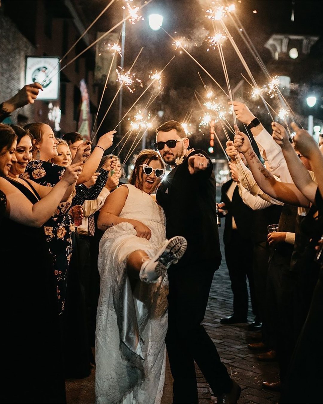 sparkler photo ideas tips bride groom in sunglasses maktographymk