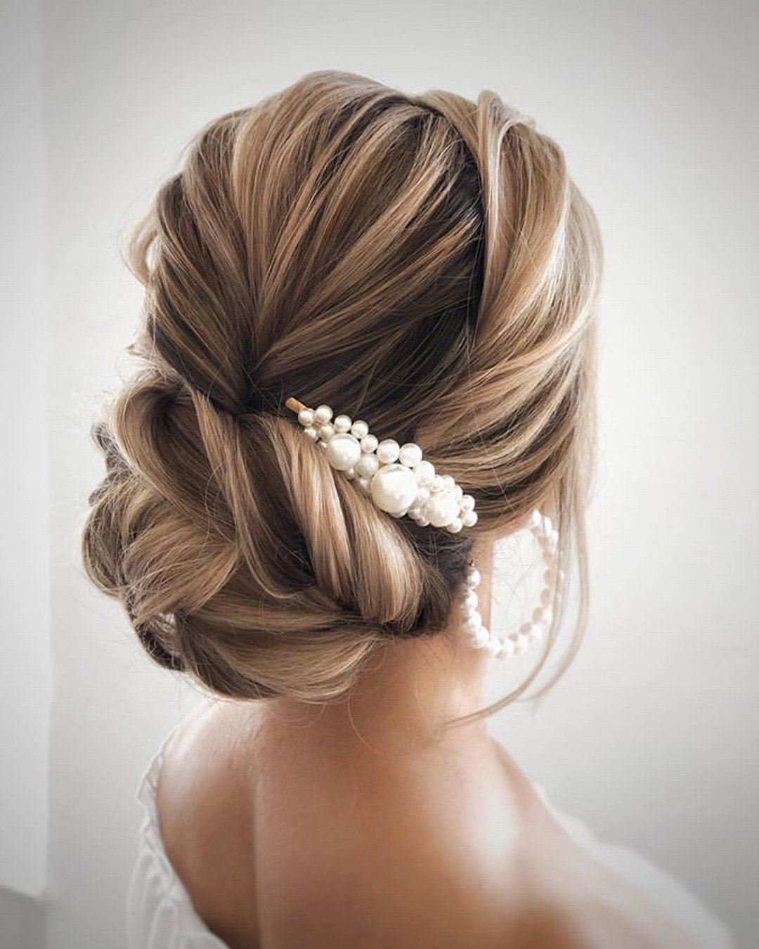 wedding guest hairstyles volume low bun with pearl juliafratichelli