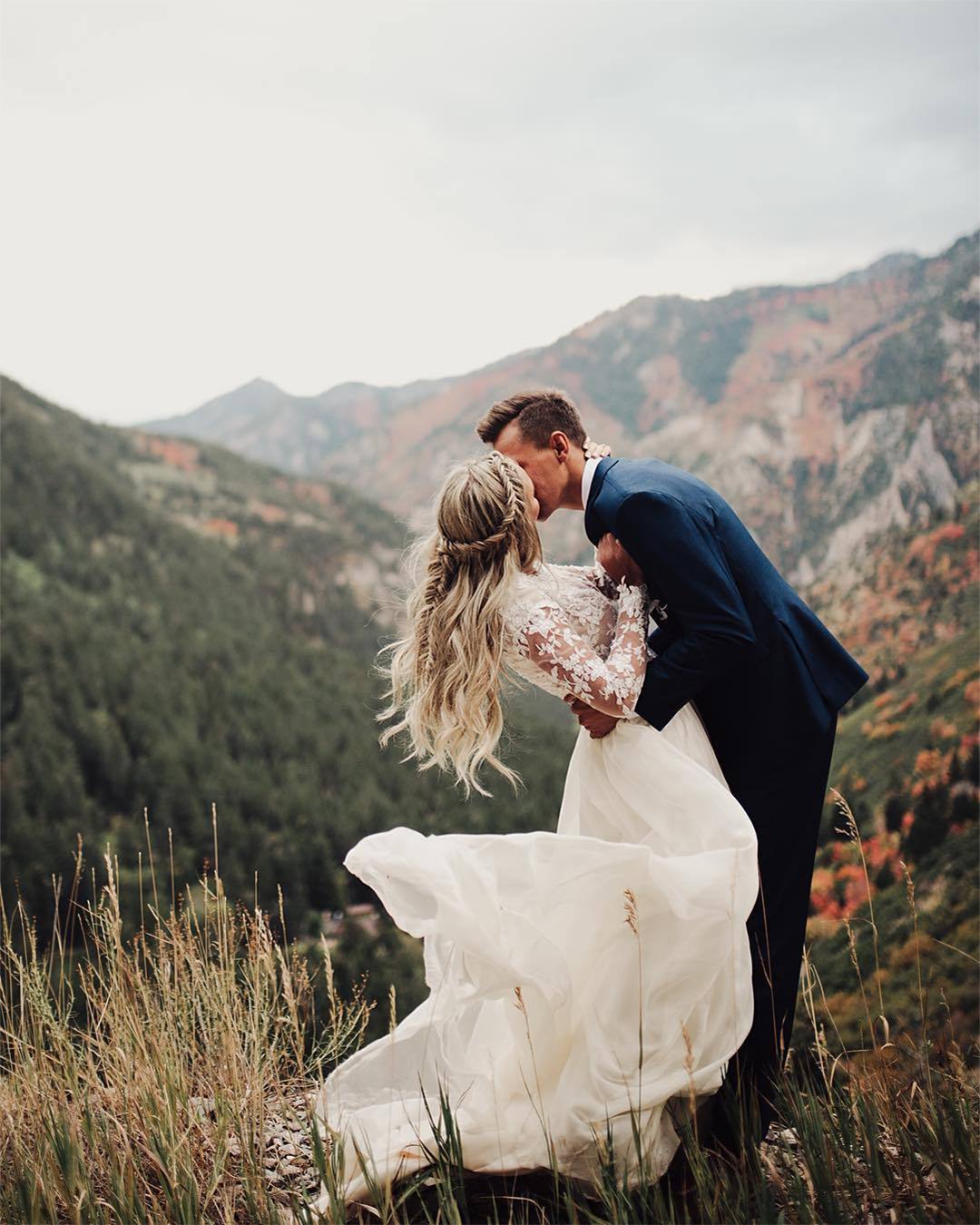 wedding photo ideas windy wedding day in mountains kissing sden strader