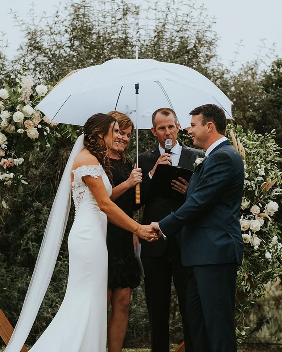 wedding photos wedding ceremony under white umbrella katiegriffphoto
