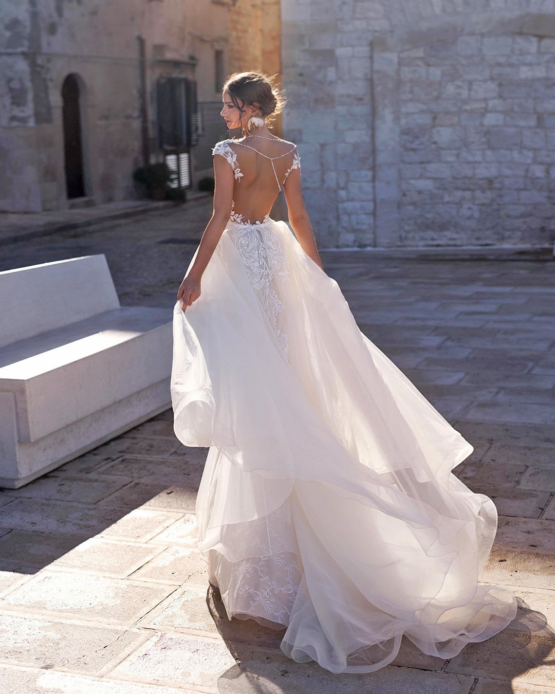 backless wedding dresses