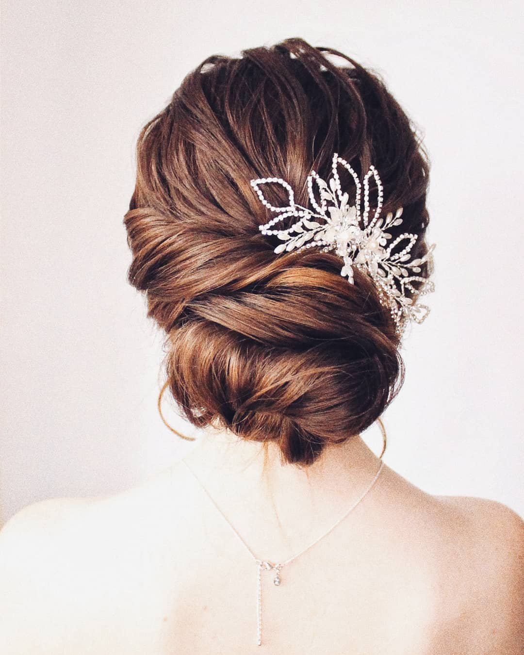 elegant wedding hairstyles low bun with hairpin bridal_hairstylist