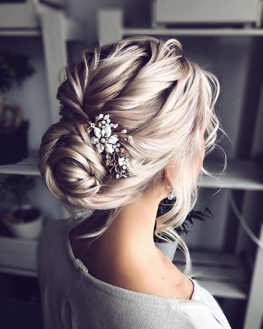 elegant wedding hairstyles textured low bun with pins shiyan_marina