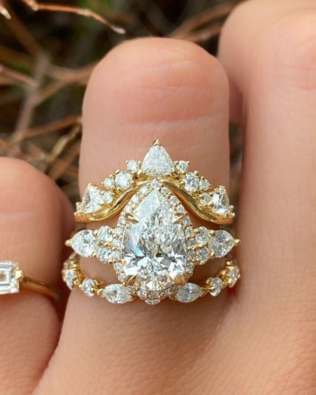 gold engagement rings in stunning sets2