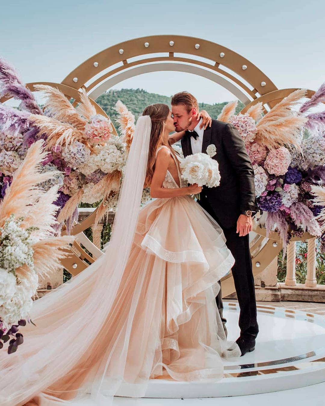how much to spend on a wedding gift arch destination