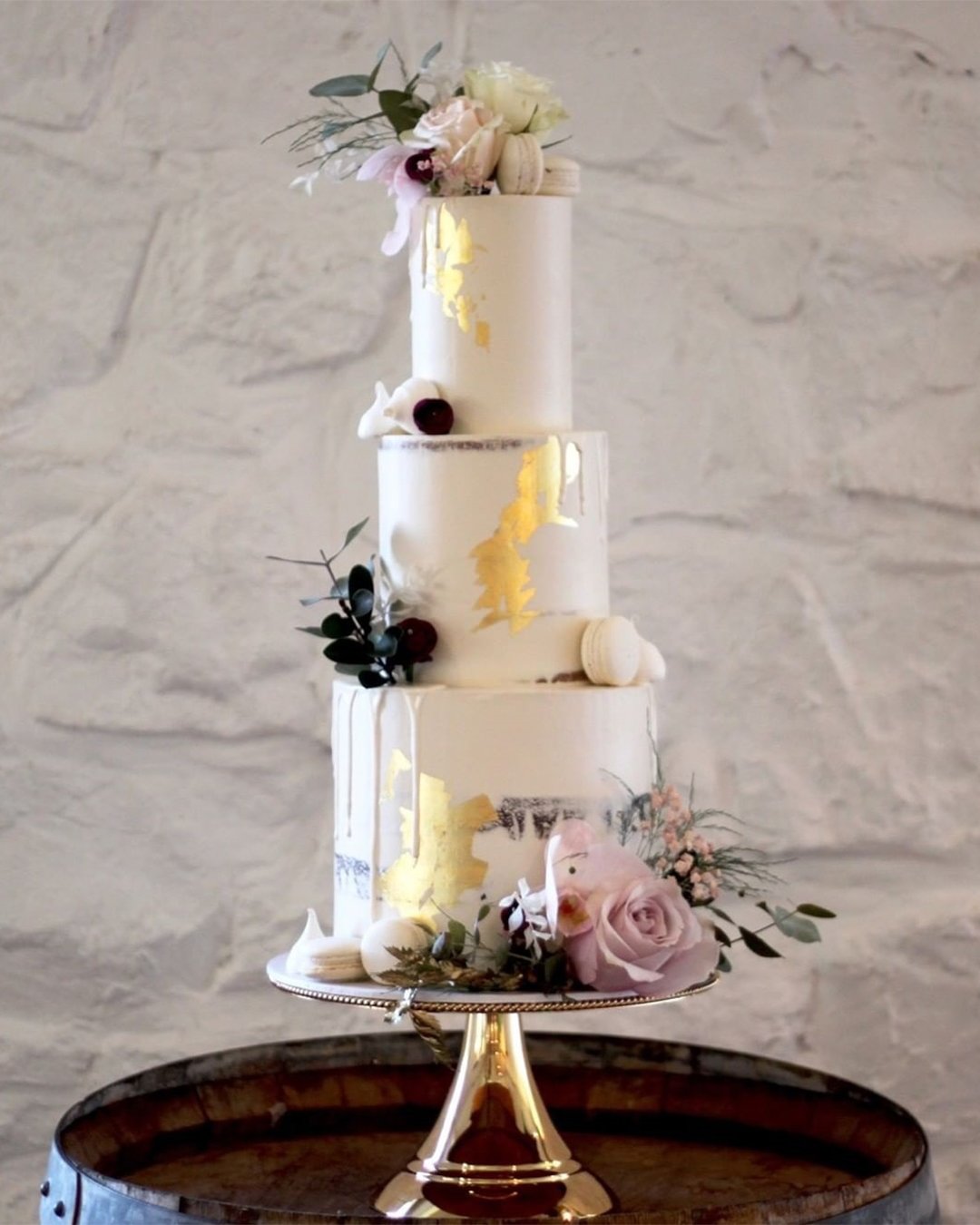 simple elegant chic wedding cakes tender wedding cake with gold jycakedesigns