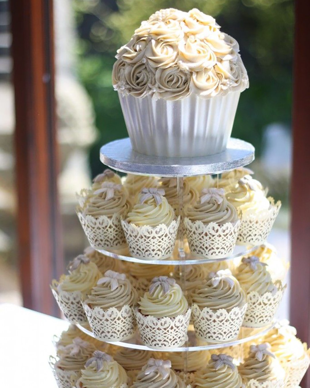 unique wedding cupcake ideas cupcake with rose jane rose cakes