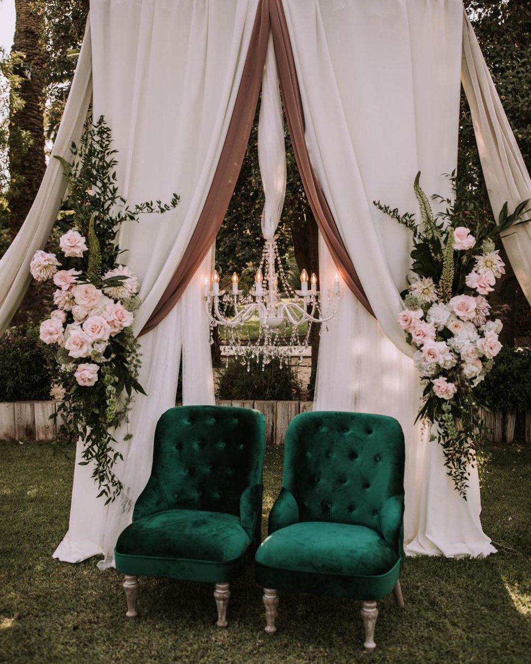 velvet wedding decor green armchairs juanlurojano