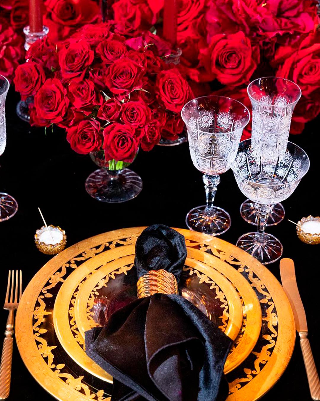 velvet wedding ideas table plate flowers