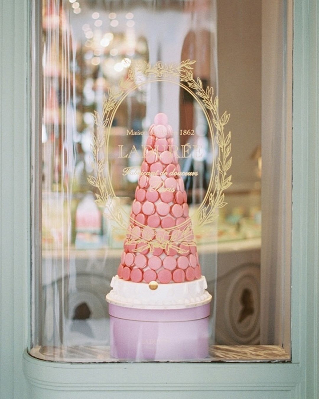 how to plan a bachelorette party macaron cake