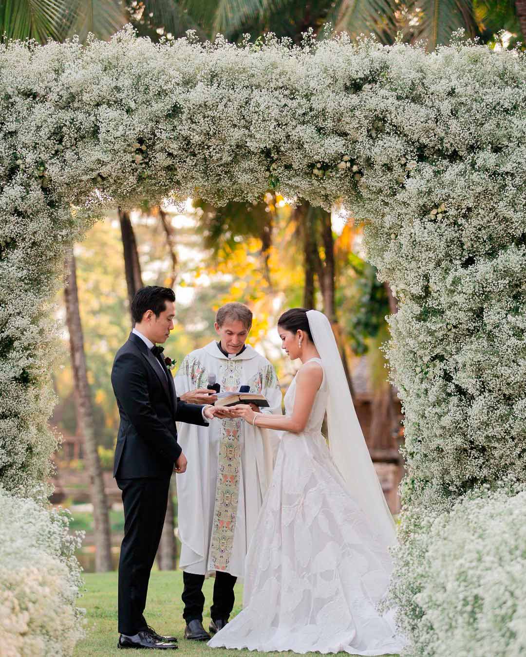 how to plan outdoor wedding ceremony bride groom