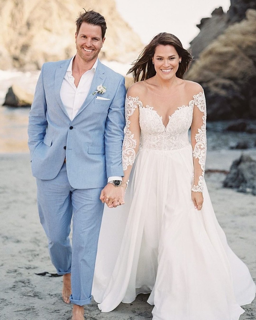 groom suits blue with bouttoniere beach jeremychouphotography