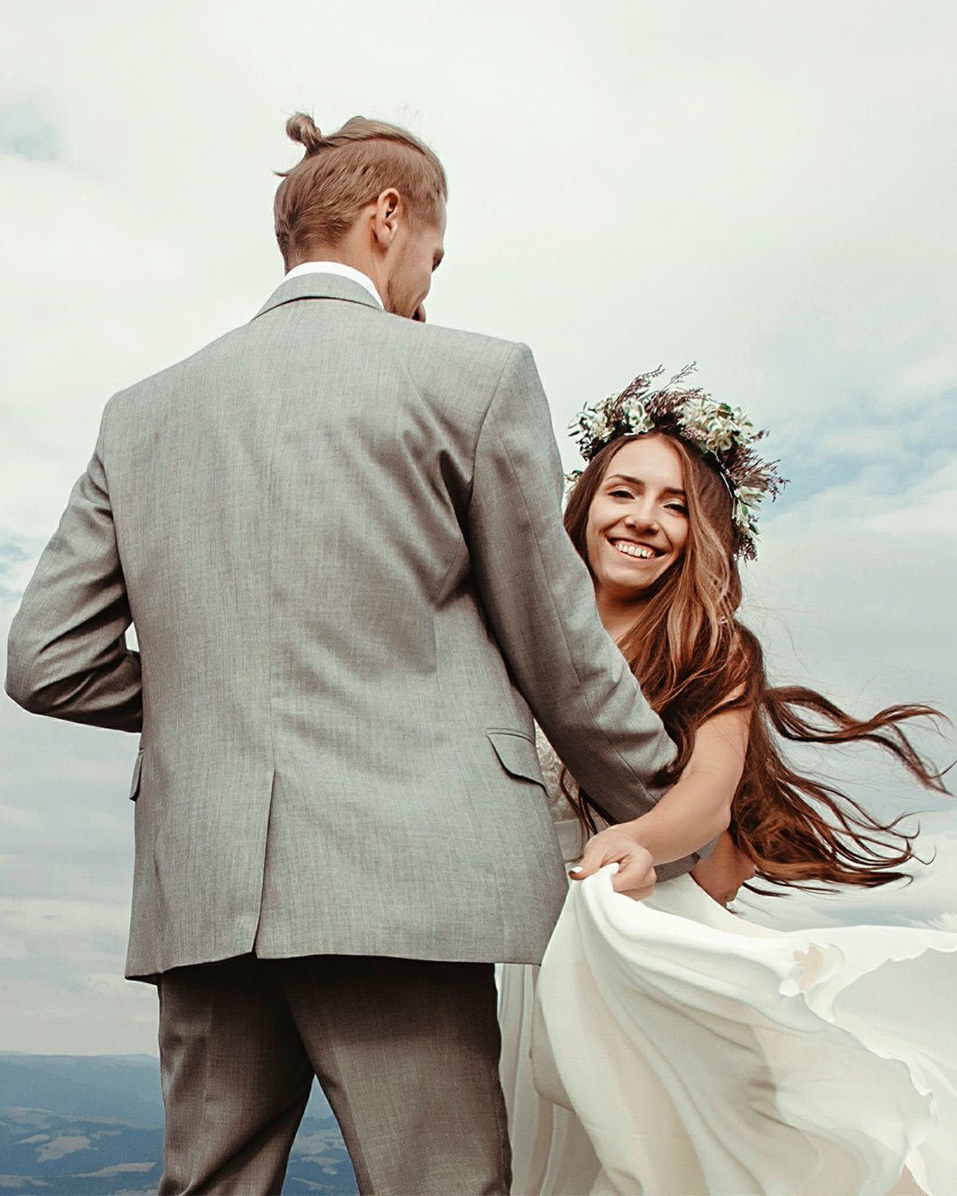 https://www.weddingforward.com/wp-content/uploads/2021/03/native-american-wedding-blessing-bride-groom-dance.jpg