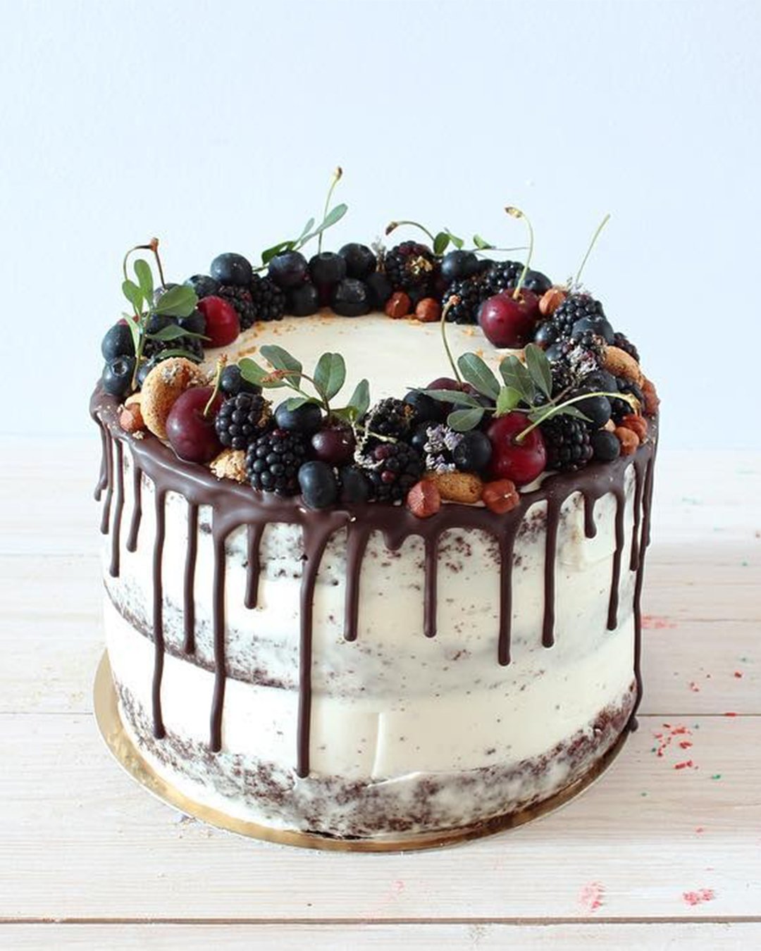 small rustic wedding cakes small tasty cakes with berries