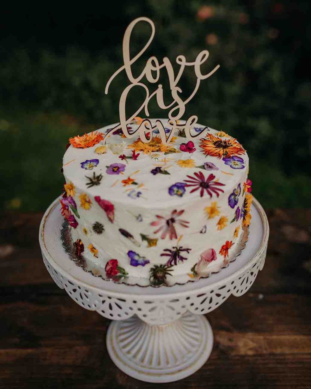 small rustic wedding cakes small tasty cakes with wild flowers