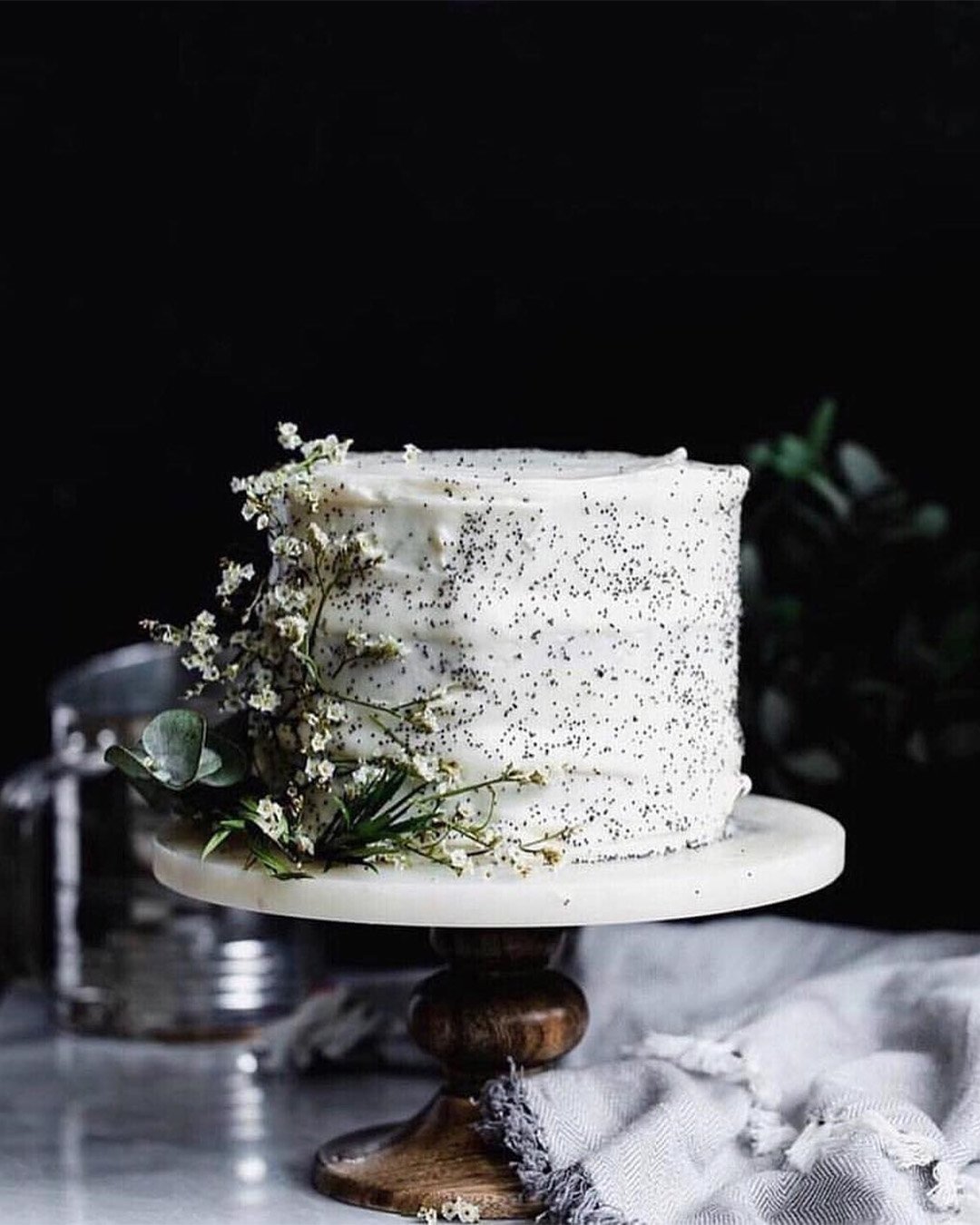 small rustic wedding cakes small tasty cakes with wild flowers