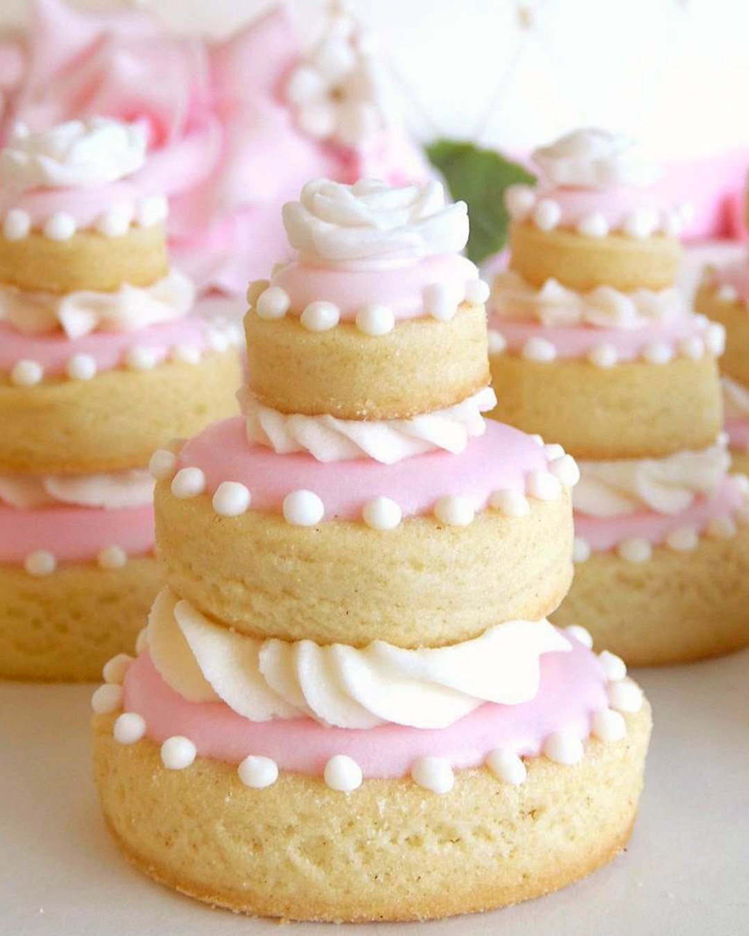 wedding cake cookies gentle pink with white decor pastelerialatartine