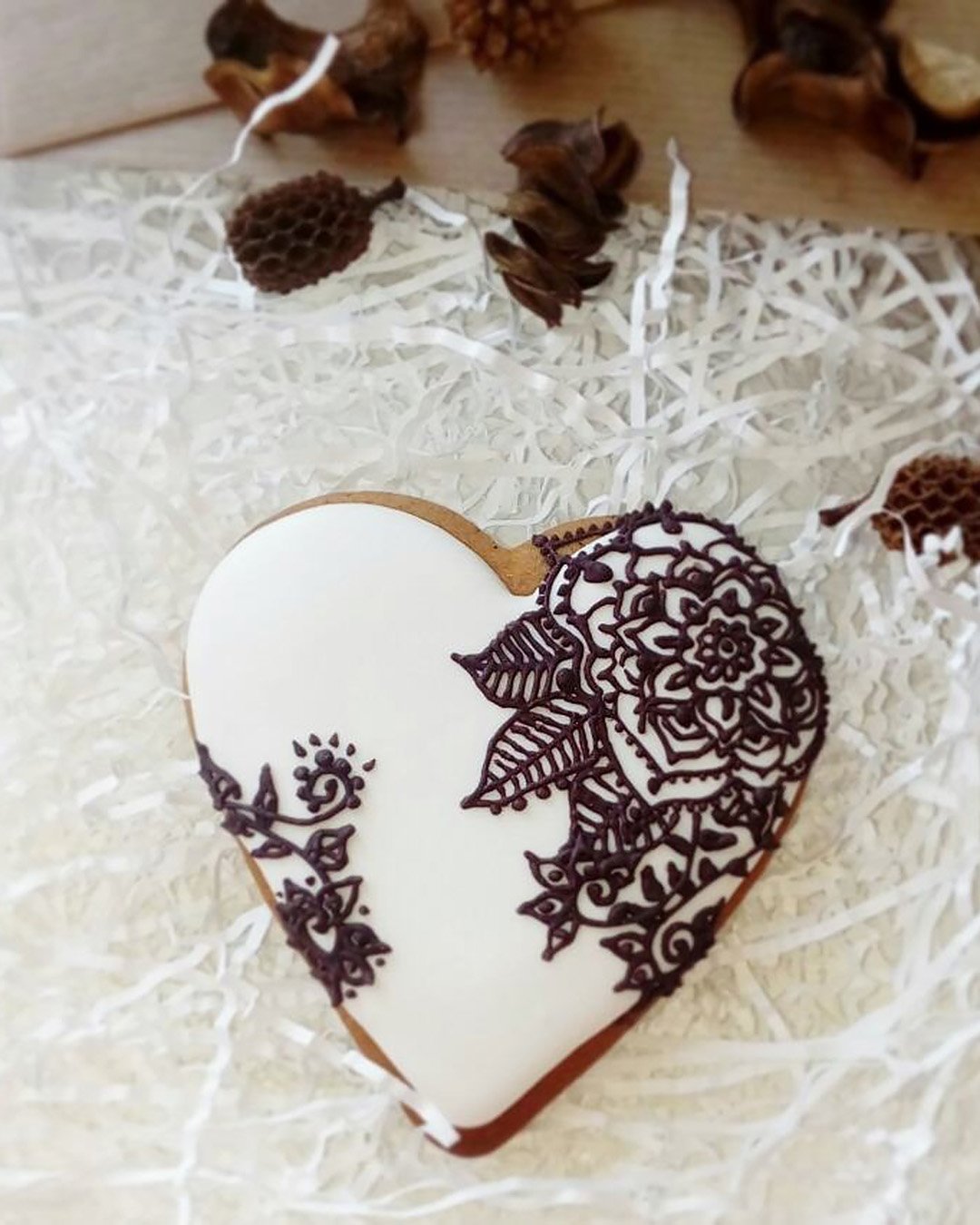 wedding cake cookies heart shaped white with flower paint natasha_chihradze