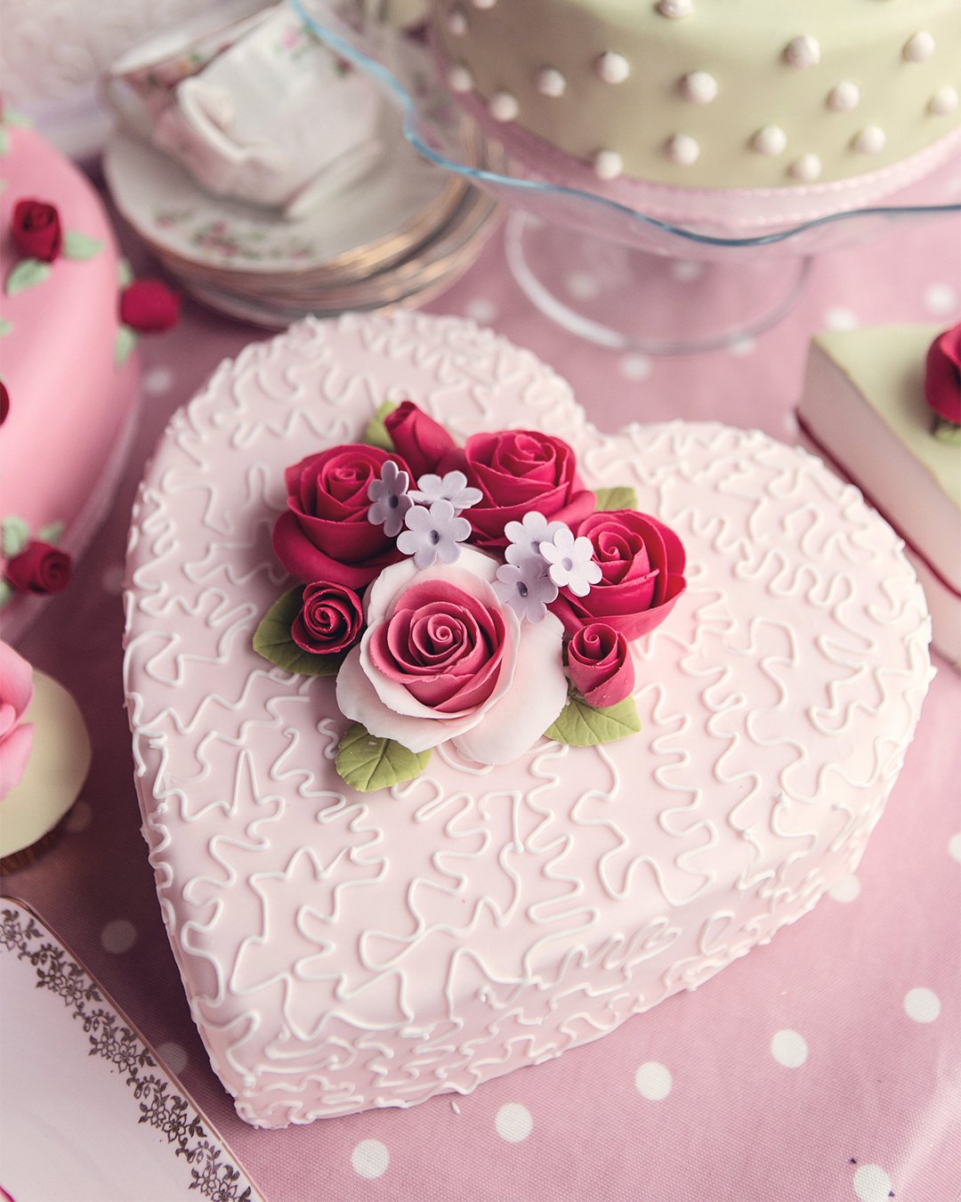 wedding cake trends heart shaped cake with pik rose elizabethscakeemporium
