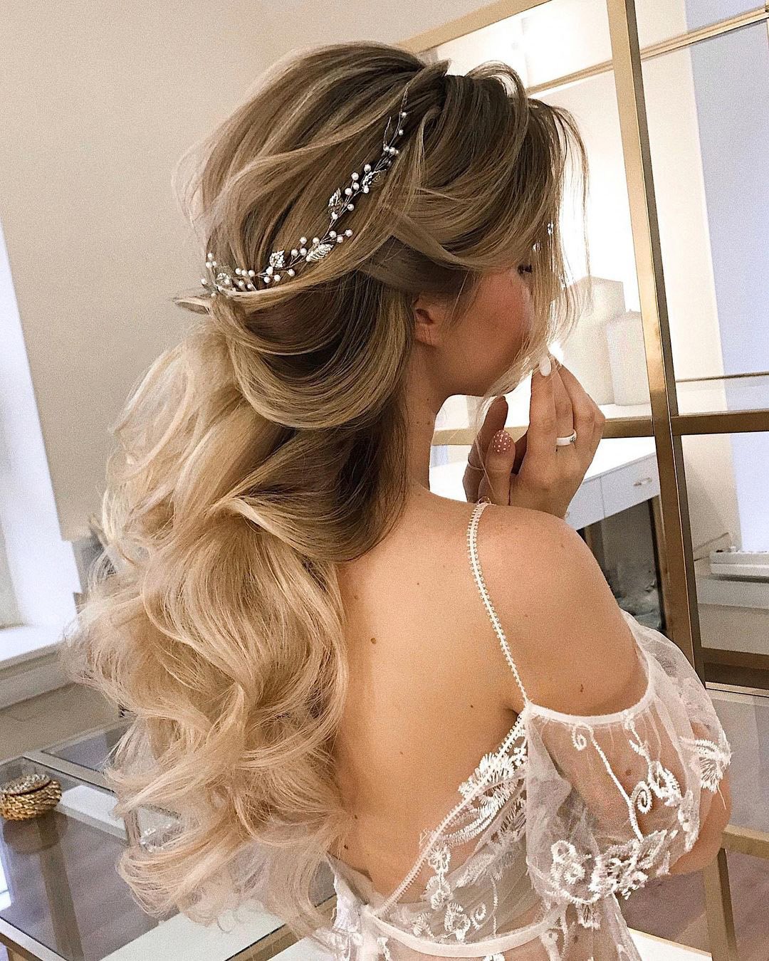 wedding hair trends textured airy half up half down with comb alyona_beauty_muah