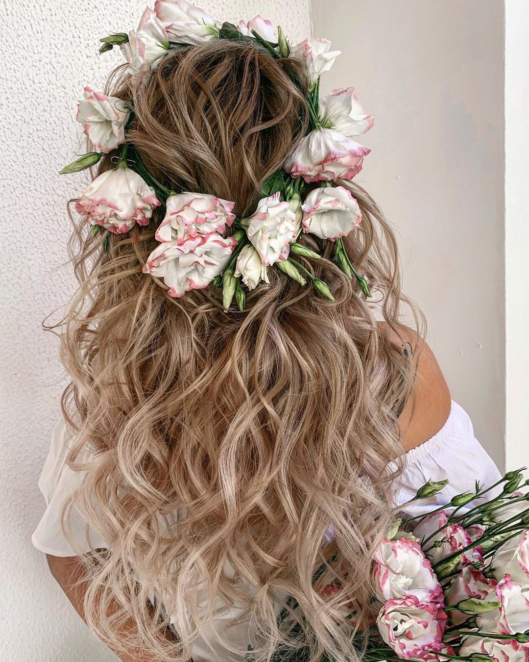 wedding hairstyles with flowers curly blonde textured with halo nadigerber