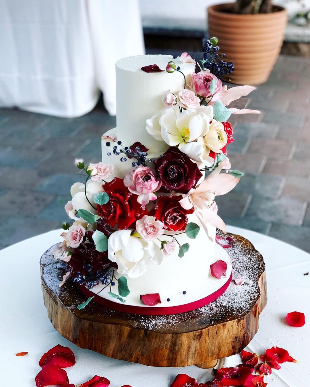 beautiful wedding cakes flower with red finespuncakess