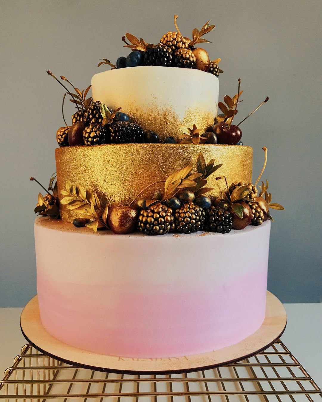 beautiful wedding cakes gold with strawberies kalabasa_gold