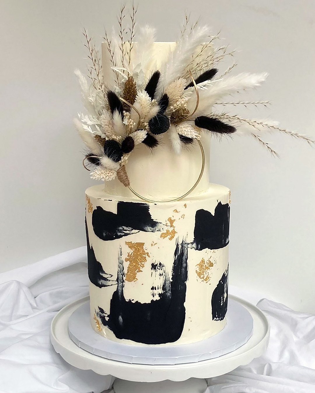 black and white wedding cakes boho pampas grass and gold boothy_bakes
