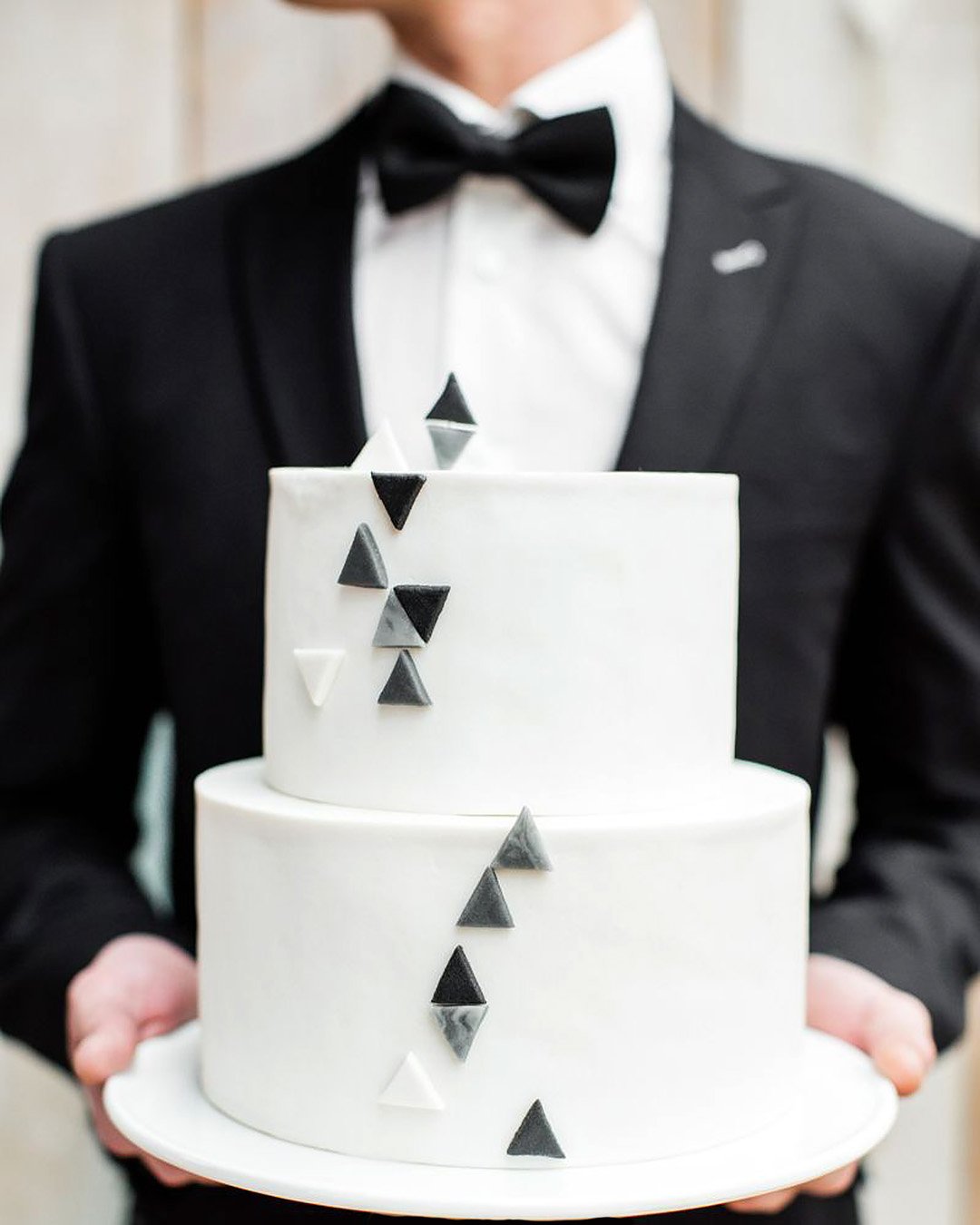 black and white wedding cakes minimalistic marble nienkevandenderenfotografie
