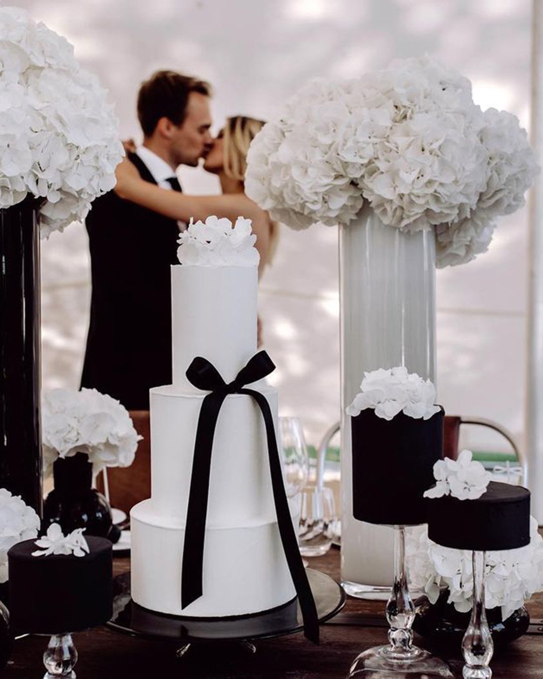 black and white wedding cakes modern minimalistic flowers and bow zucker_alm