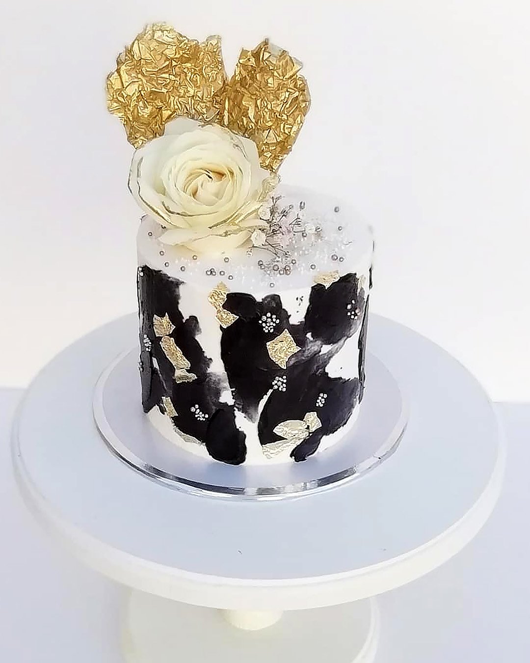 black and white wedding cakes small rustic with baby breath rose heart shaped foil homecake.ellena