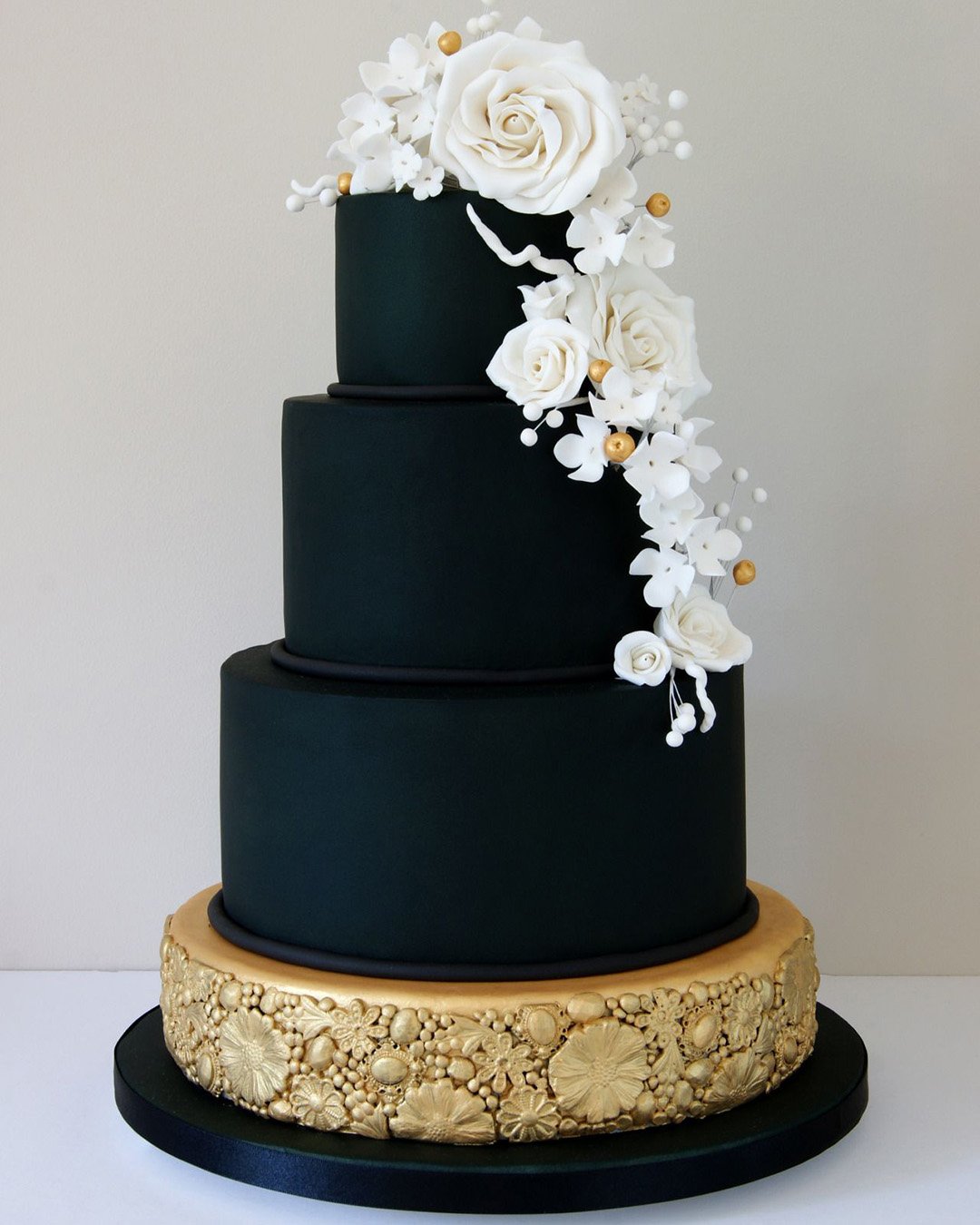 black and white wedding cakes with flowers and gold design lauraloukaidescakes