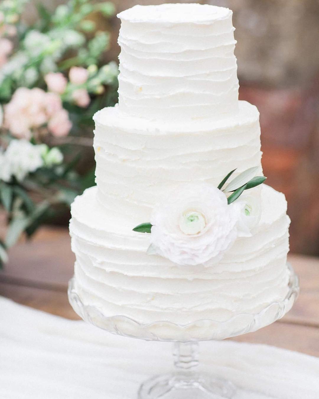 buttercream wedding cakes white frosted wedding cakes