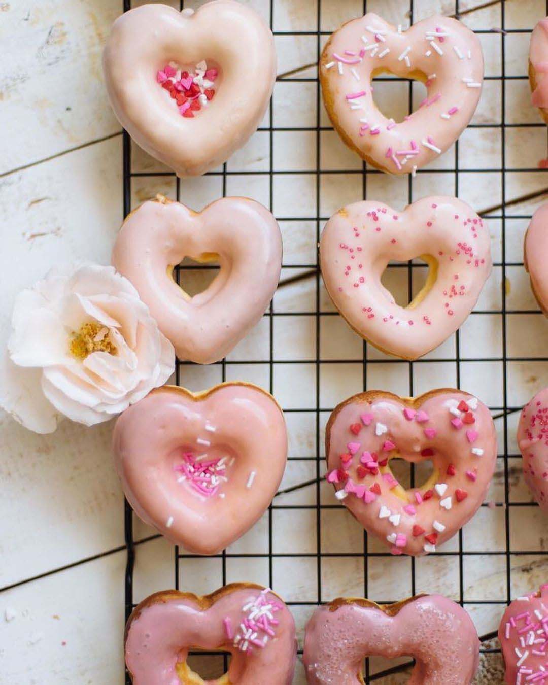 engagement party cakes pink donuts in heart shape donutsclub_kh