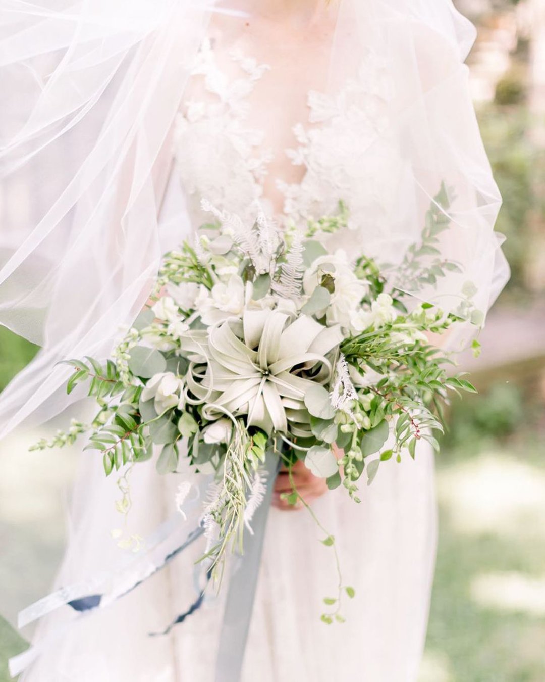 gorgeous summer wedding bouquets green flower emilywrenphoto-