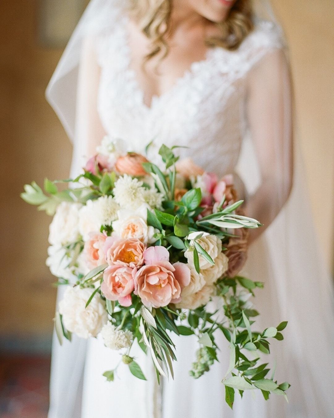 gorgeous summer wedding bouquets peach roses with greens rebecca yal -