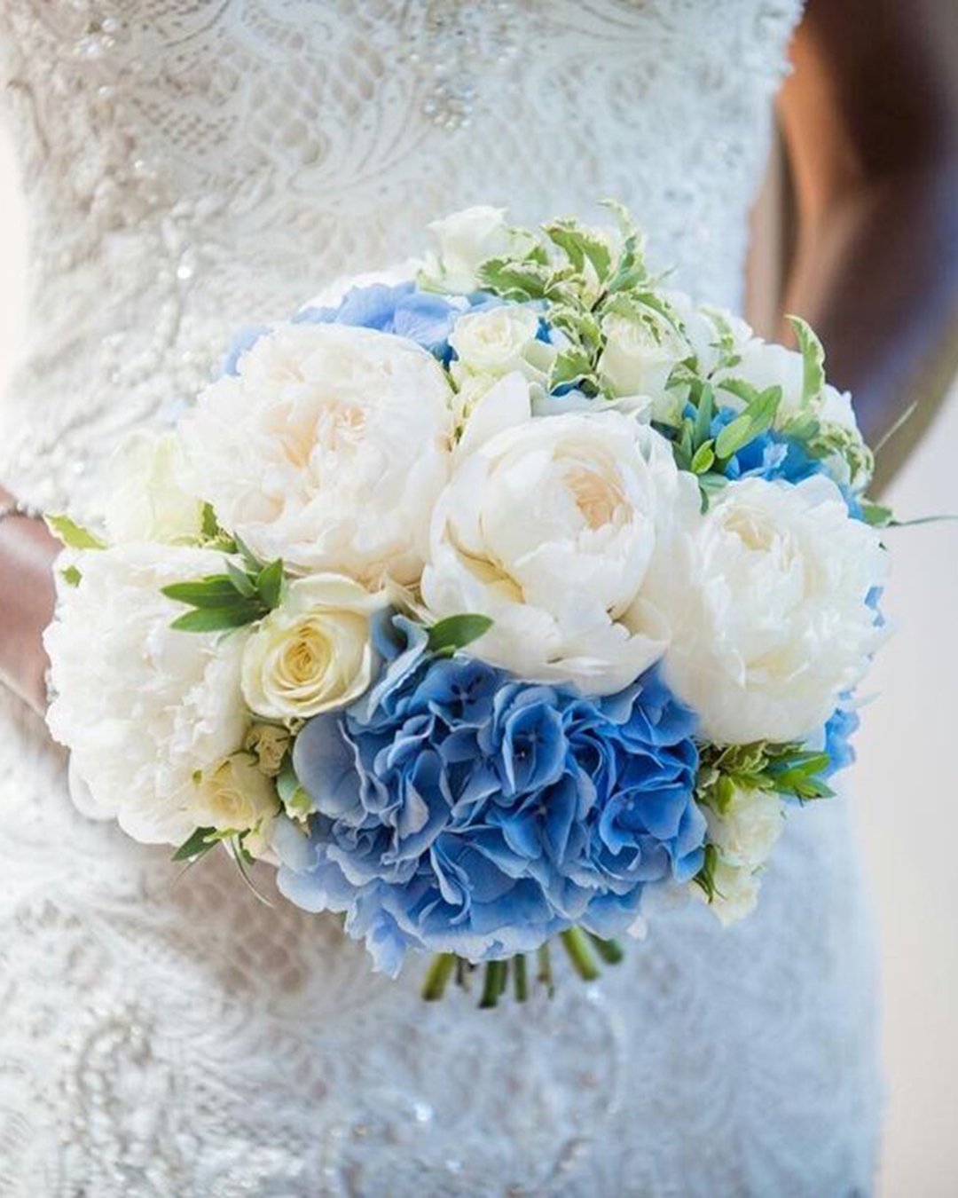 gorgeous summer wedding bouquets roses blue flowersbyeve