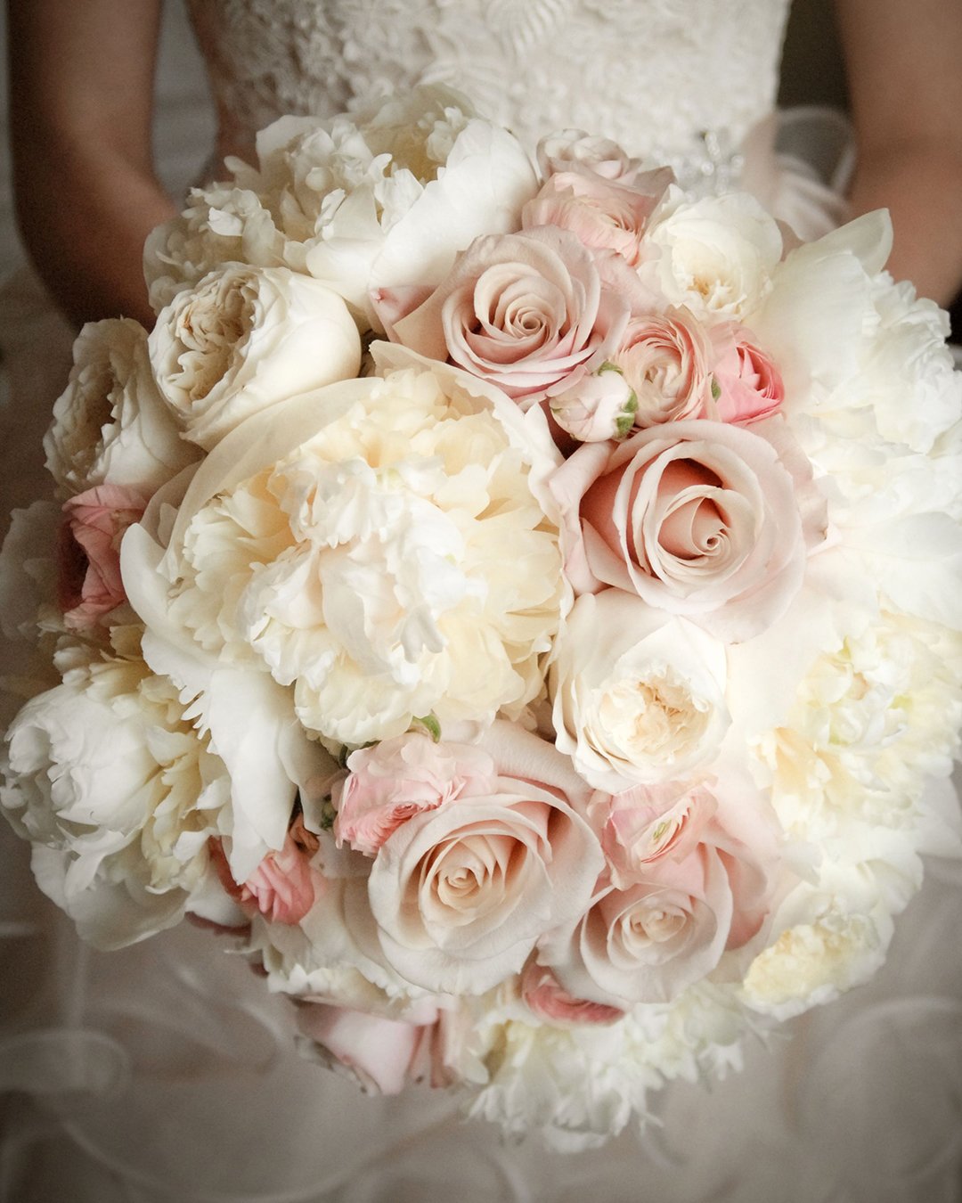 gorgeous summer wedding bouquets sarah babcock studio via floral