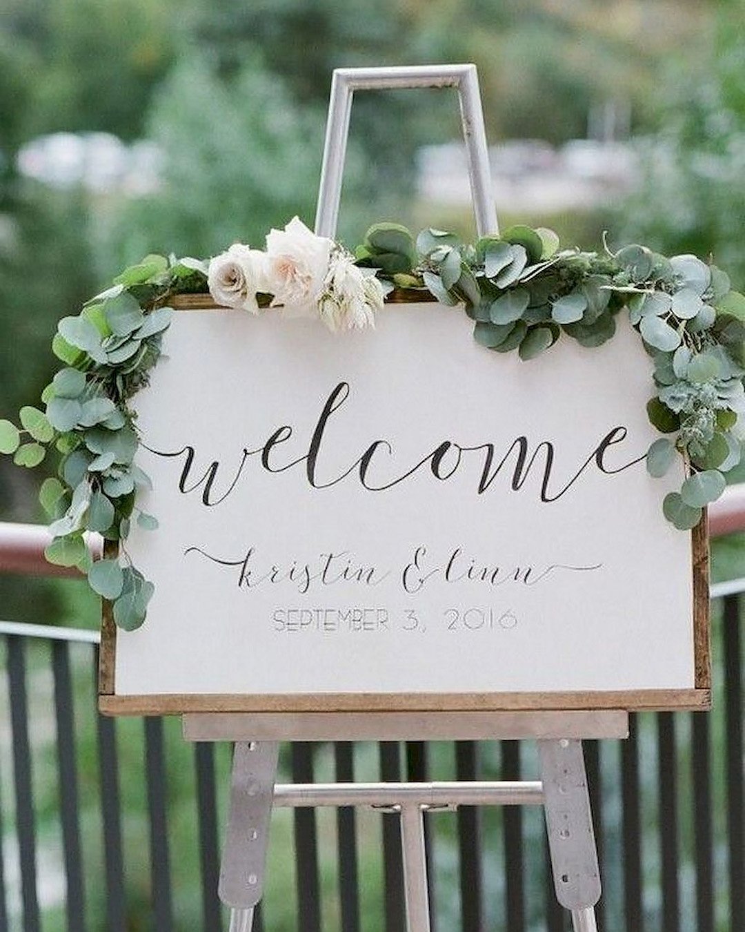 greenery wedding decor rustic welcome sign with roses tamaragrunerphotography